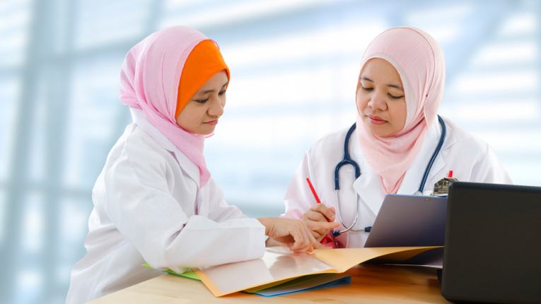 Sitkeä suomalainen työ tuottaa tulosta - 70 leikkauspöytää Indonesiaan